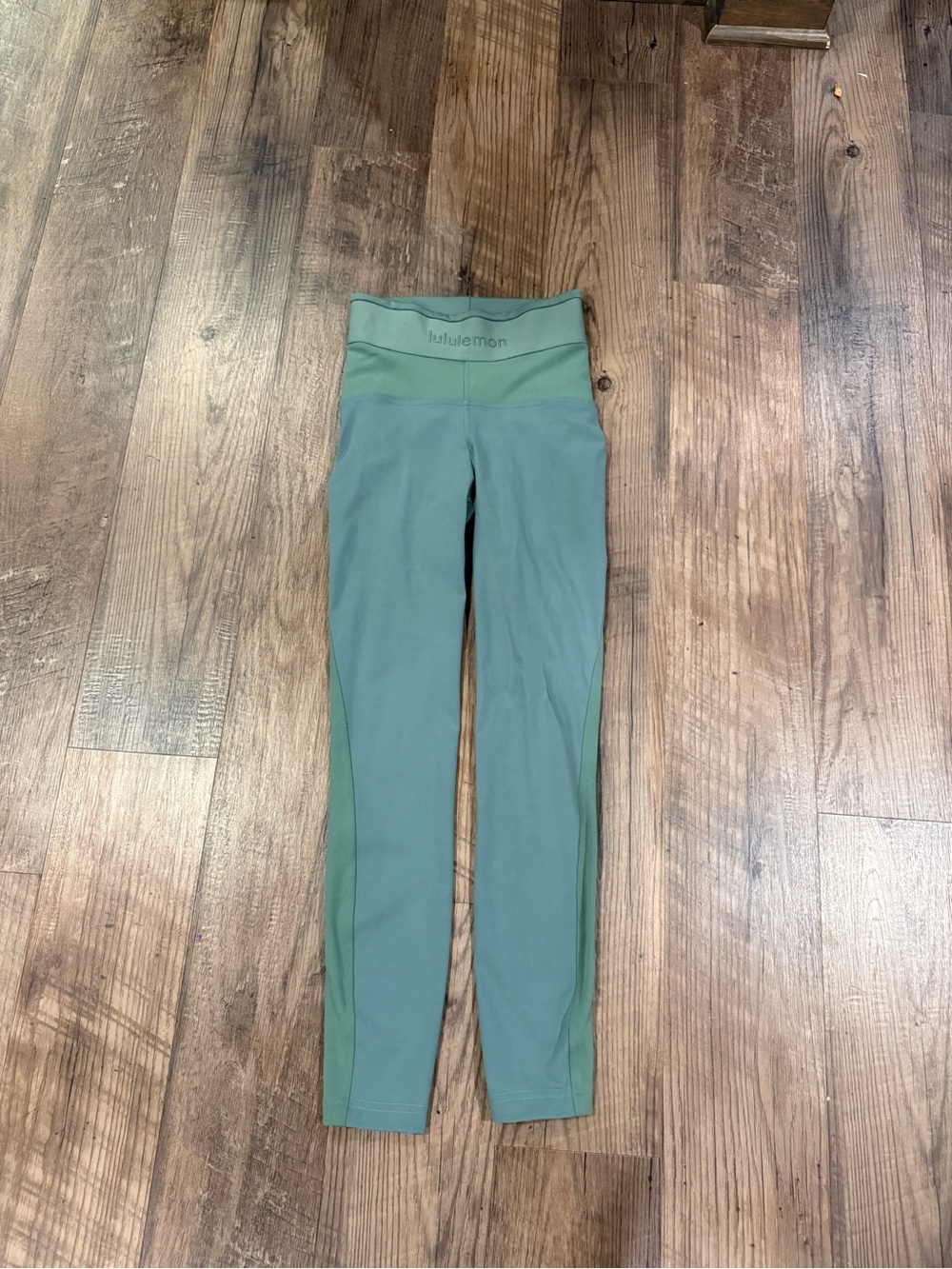 Lululemon License to Train Green 2 tone High-Waist Athletic Leggings size 2 EUC!